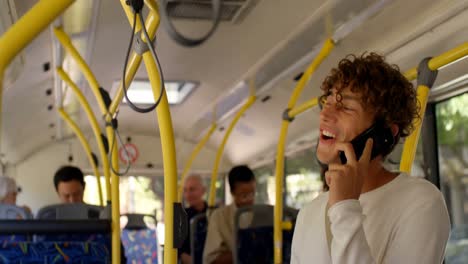 Viajero-Masculino-Hablando-Por-Teléfono-Móvil-Mientras-Viaja-En-Autobús-4k