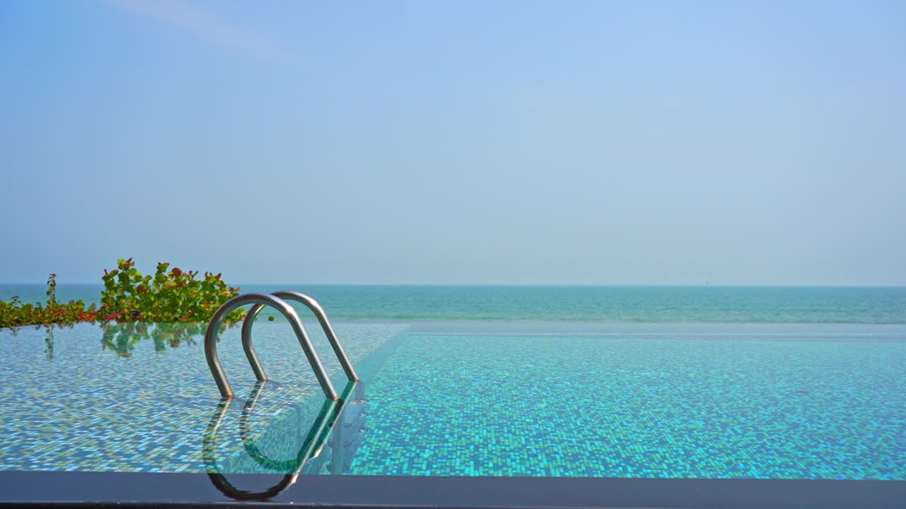Infinity-Pool mit Meer im Hintergrund. Statische Aufnahme.