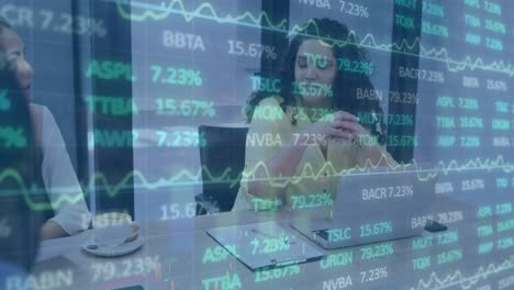 animación de la junta comercial sobre una gerente femenina diversa que explica la estrategia a los compañeros de trabajo en la oficina