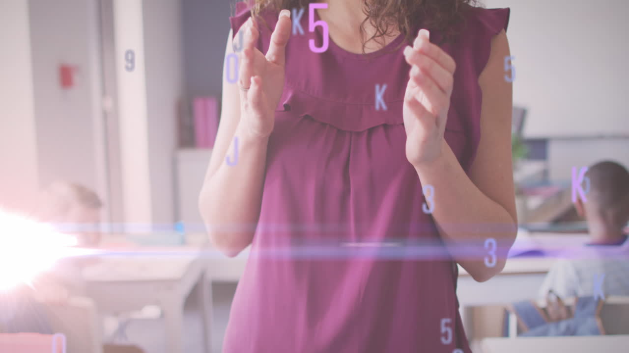 animación de procesamiento de datos sobre la sección media de la maestra biracial explicando en clase