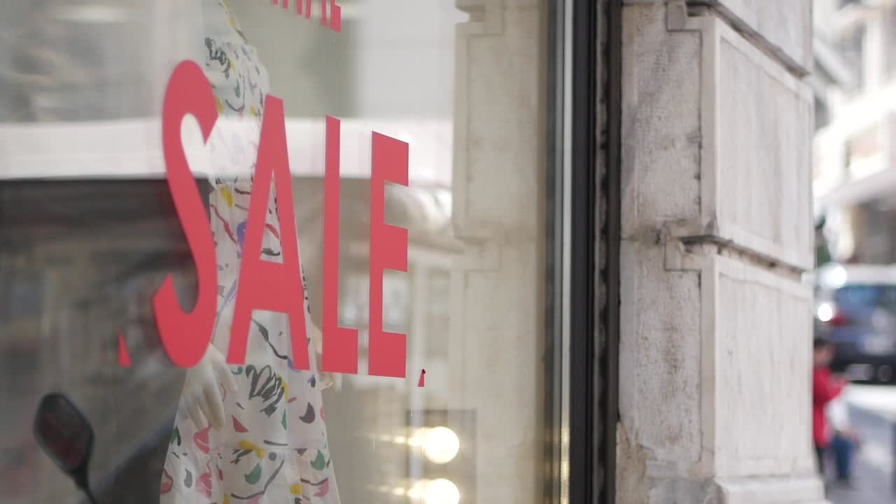 상점 창문 에 있는 판매 표지판