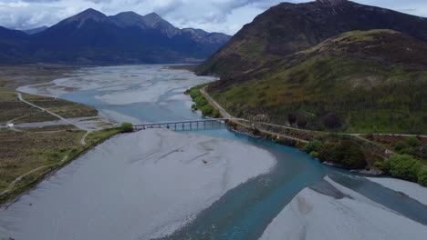 drone intorno alla strada attraverso le alpi della nuova zelanda