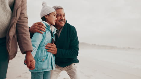 Señalando,-Abuelo-Y-Niño-Tomados-De-La-Mano.