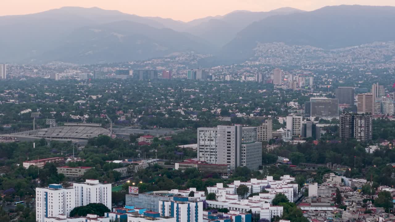 Riprese con drone di un tramonto nel sud di CDMX con prospettiva teleobiettivo
