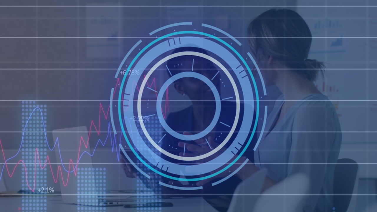 animación de escáner redondo y procesamiento de datos sobre dos mujeres diversas discutiendo en la oficina.