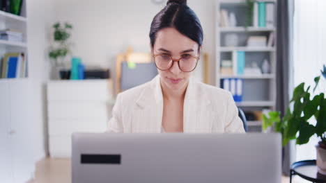 jefa de empresa segura escribiendo correos electrónicos