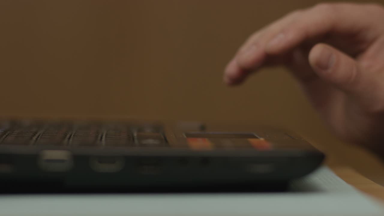 Persona che scrive su un portatile