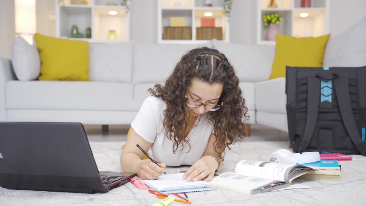 estudiante adicta al teléfono.
