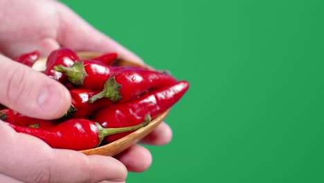 hombres con pimienta de chile roja caliente en un plato.