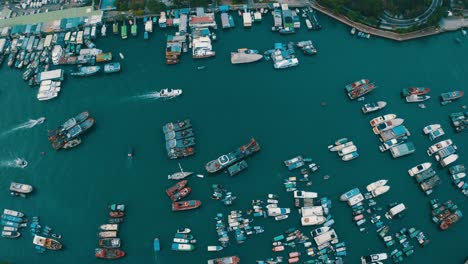 Vista-Superior-De-Un-Puerto-Con-Algunos-Barcos-En-Movimiento