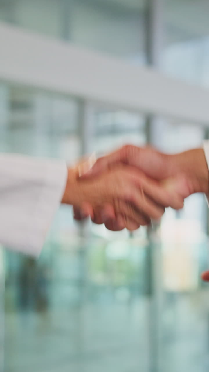Primo piano di due professionisti che si stringono la mano in un ufficio