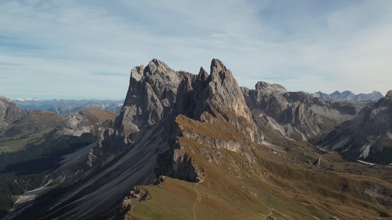 movimiento lento de derecha a izquierda seceda dolomiti disparo de dron 4k
