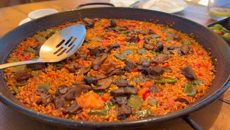 plato tradicional de paella español con verduras en un restaurante, sabroso arroz cocido con verduras, marbella españa, 4k tiro