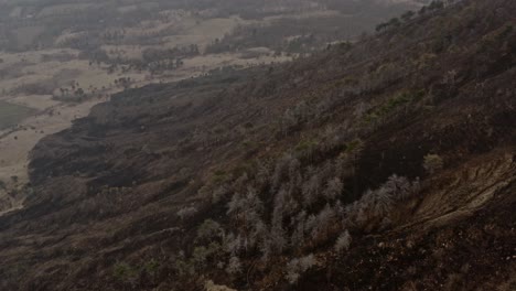 Auswirkungen-Des-Klimawandels-Auf-Hügel,-Nachdem-Ein-Feuer-Land-Zerstörte