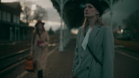 retrato de una mujer en una estación de tren