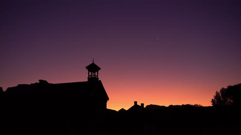 Breite-Aufnahme-Des-Alten-Westlichen-Gebäudes-Bei-Sonnenaufgang