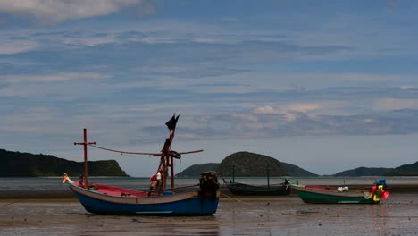 Los-Barcos-De-Pesca-Que-Amarran-En-La-Marea-Baja-Generalmente-Se-Ven-Como-Parte-De-Un-Romántico-Paisaje-Marino-Provincial-Del-Parque-Nacional-Khao-Sam-Roi-Yot,-Prachuap-Khiri-Khan,-En-Tailandia