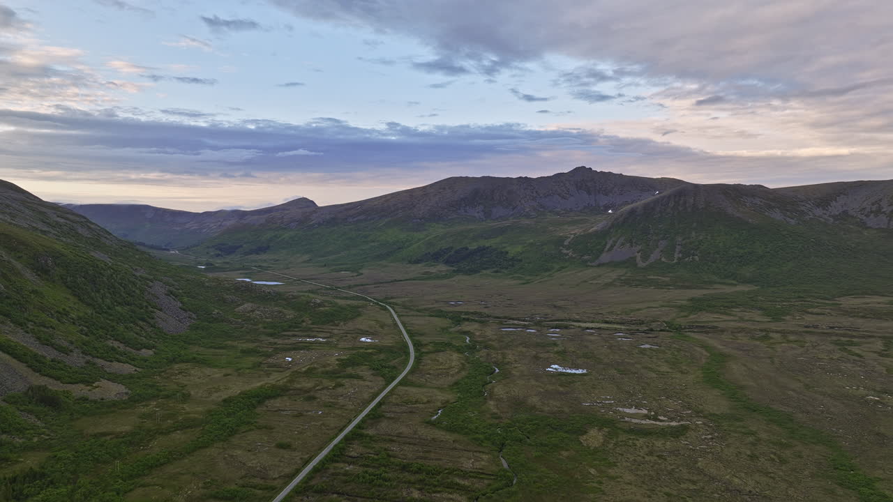 vista panorámica aérea v2 de stave noruega capturando un paisaje montañoso desierto, un terreno remoto prístino con hermosos fiordos y fiordos en el fondo - filmada con mavic 3 cine - junio de 2022