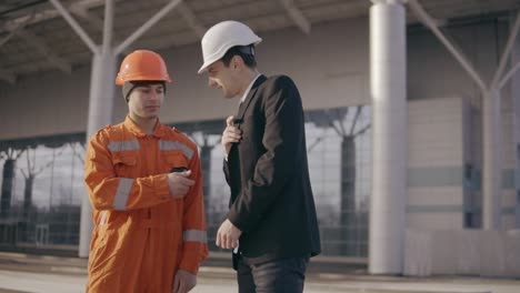 Hombre-Con-Traje-Dándole-Al-Trabajador-De-La-Construcción-En-Uniforme-Y-Sobre-Con-Soborno-De-Dinero.-Trabajador-Feliz-Escondiendo-Dinero.-Corrupción