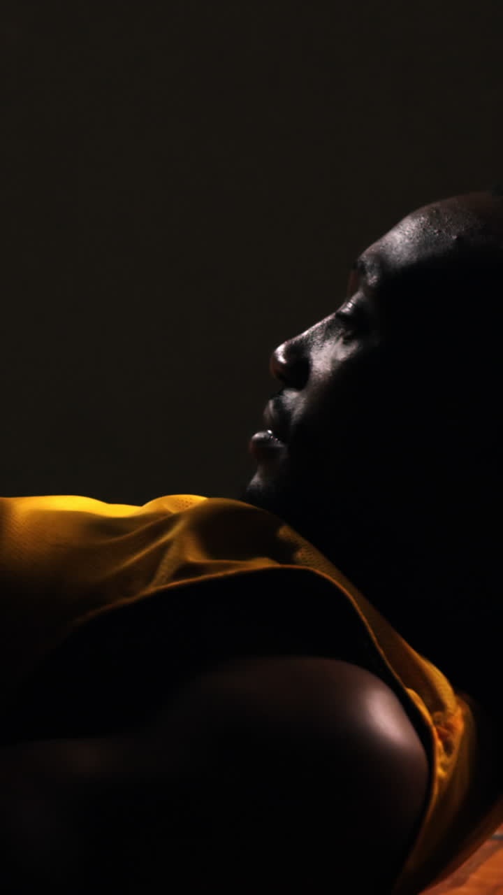 deportista usando el teléfono móvil