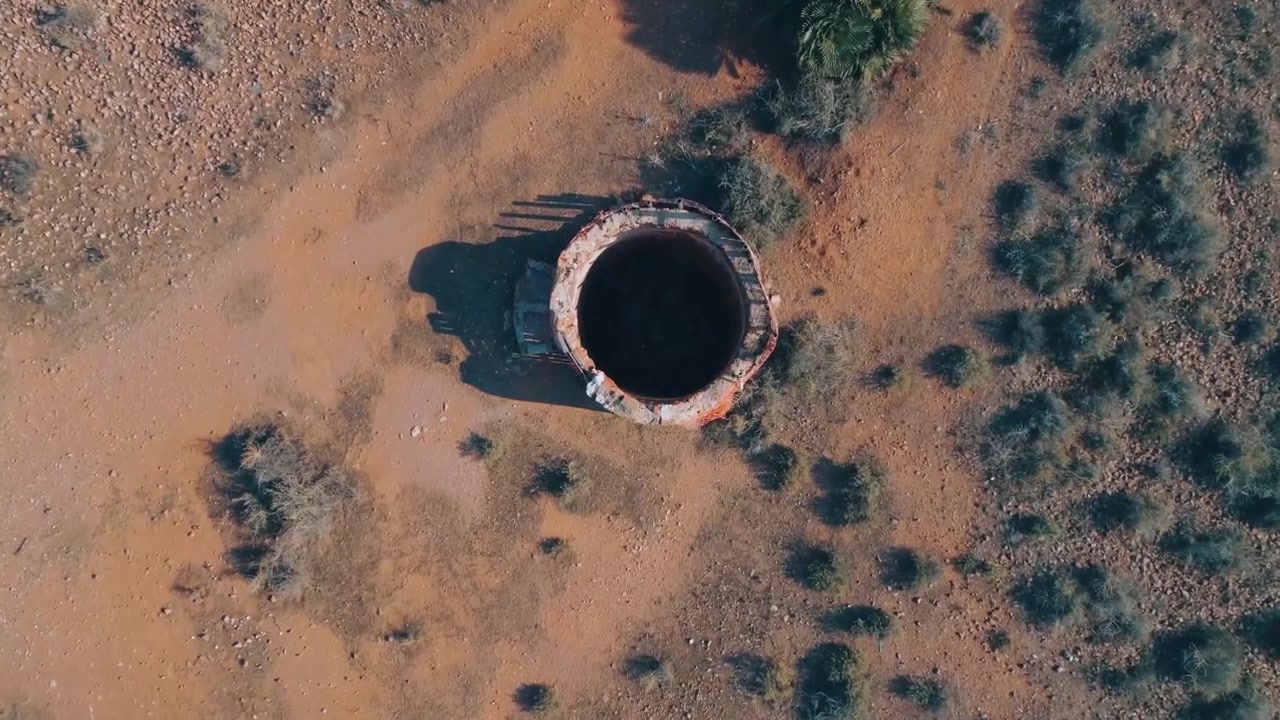 Immagine zenitale di pozzo circolare nella natura, cerchio dal cielo