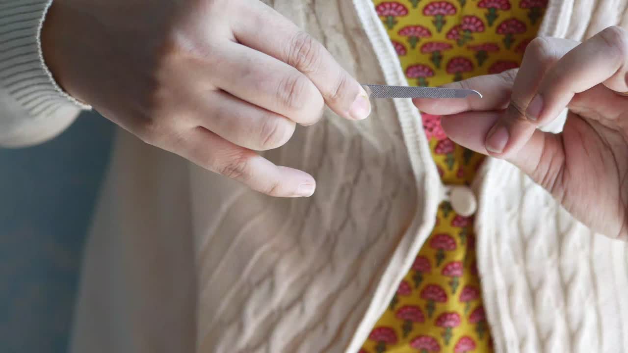 그녀의 손톱을 제기하는 여자