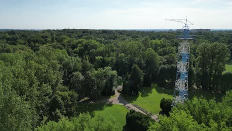 Vista-Aérea-De-La-Torre-De-Paracaídas-Azul-Y-Blanca-Con-Línea-De-Horizonte.