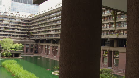 exterior de apartamentos residenciales en el centro de barbican en la ciudad de londres, reino unido 3