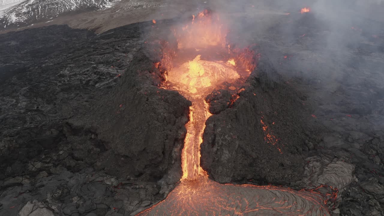 활발한 화산 폭발