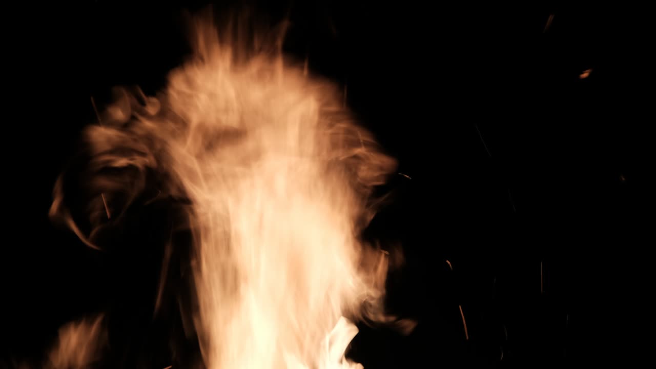 llamas de fuego en un fondo negro, hoguera ardiendo por la noche