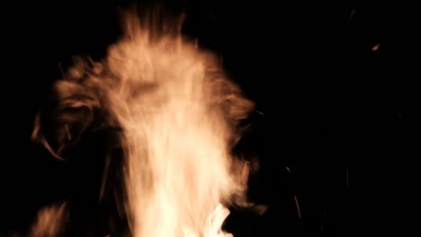 llamas de fuego en un fondo negro, hoguera ardiendo por la noche
