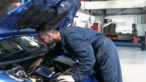 mecánico que hace una revisión general de un motor