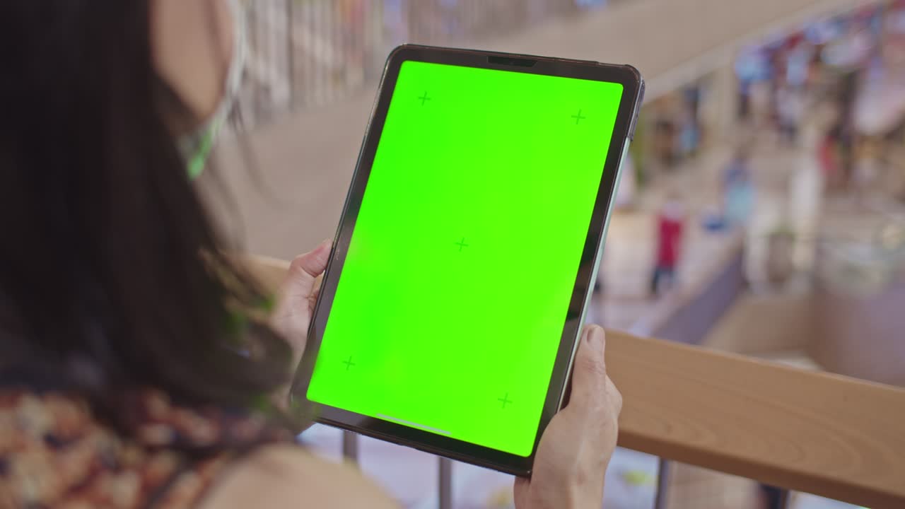 mujer usando tableta digital en el centro comercial, llave de chroma