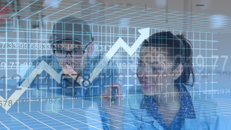 colegas trabajando en una computadora con una animación de gráfico de datos en primer plano