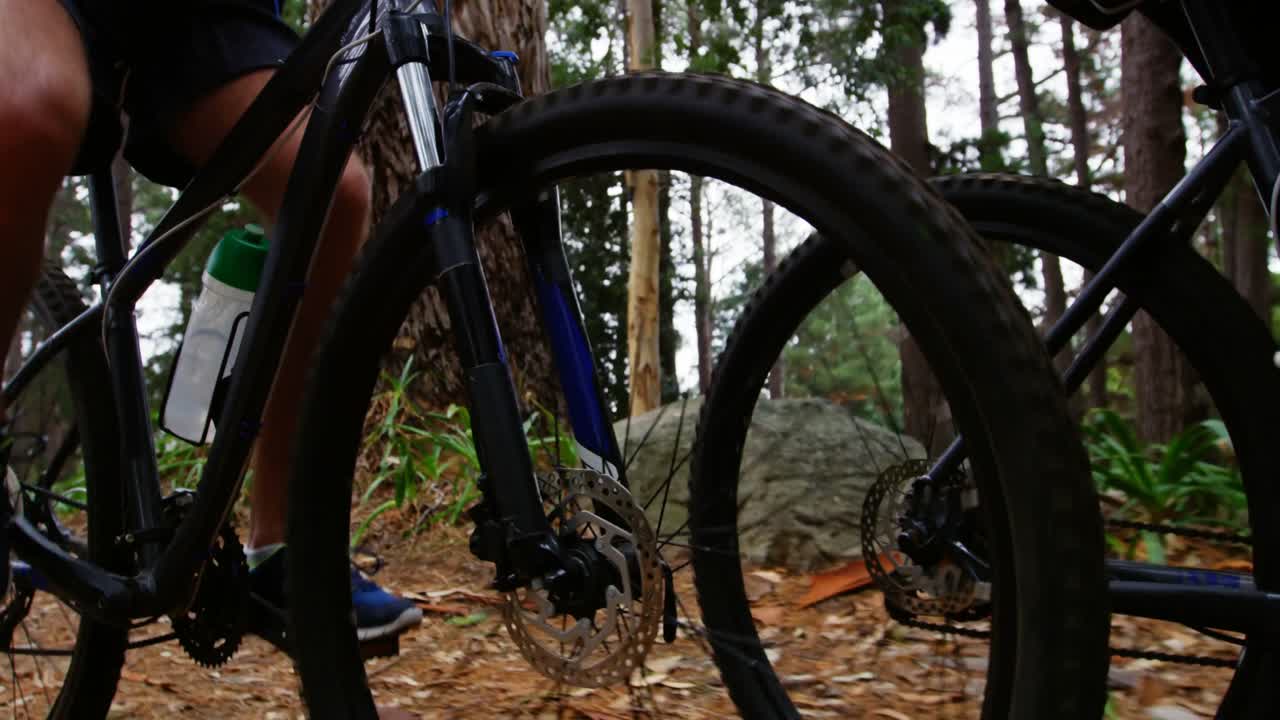pareja en bicicleta juntos