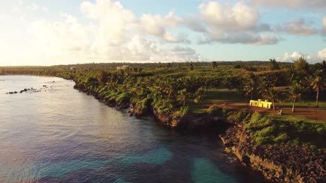 tomada de avión no tripulado de la playa de taga en la isla de tinian durante una hora dorada