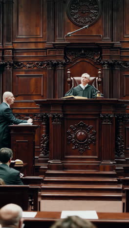 juez en la sala del tribunal