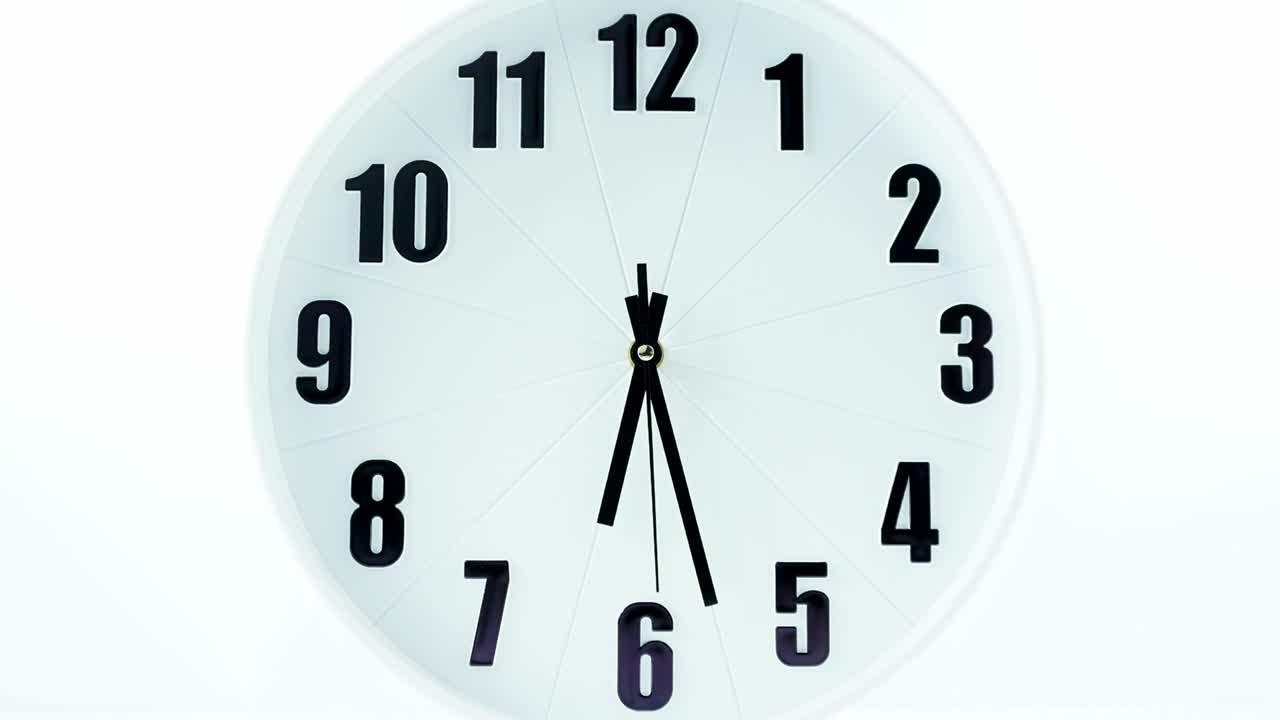 reloj blanco a las seis aislado sobre un fondo blanco.