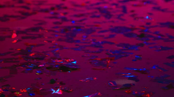 Primo piano di coriandoli scintillanti sul pavimento di un locale notturno, bar o discoteca con illuminazione stroboscopica lampeggiante 1