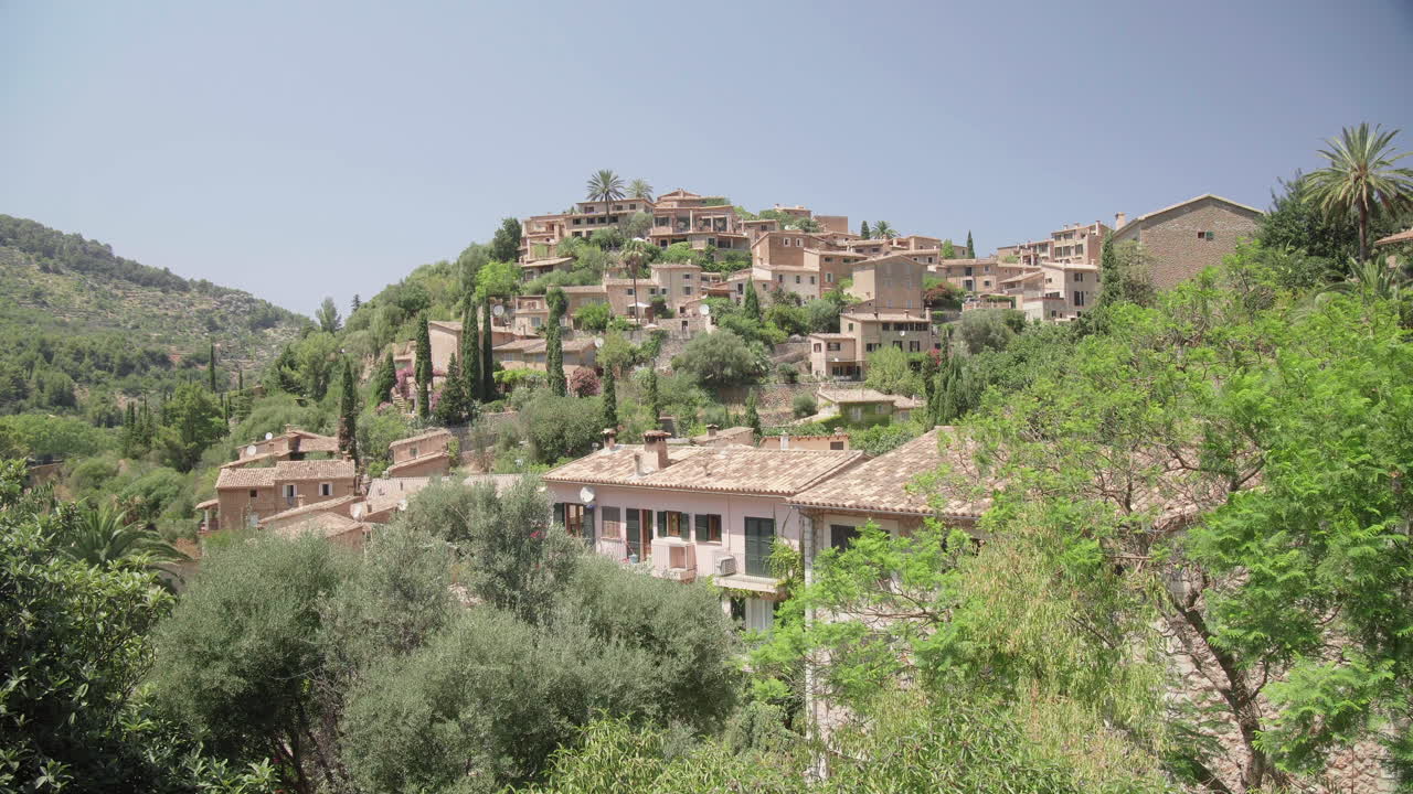 Splendido villaggio di montagna Deià a Maiorca in una giornata di sole.