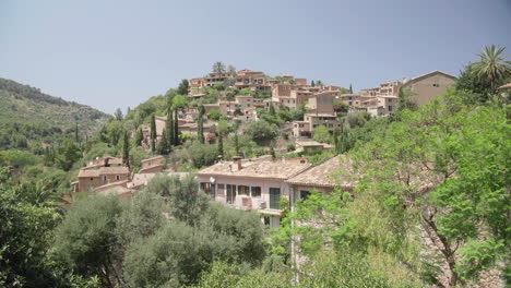 Schönes-Bergdorf-Deià-Auf-Mallorca-An-Einem-Sonnigen-Tag