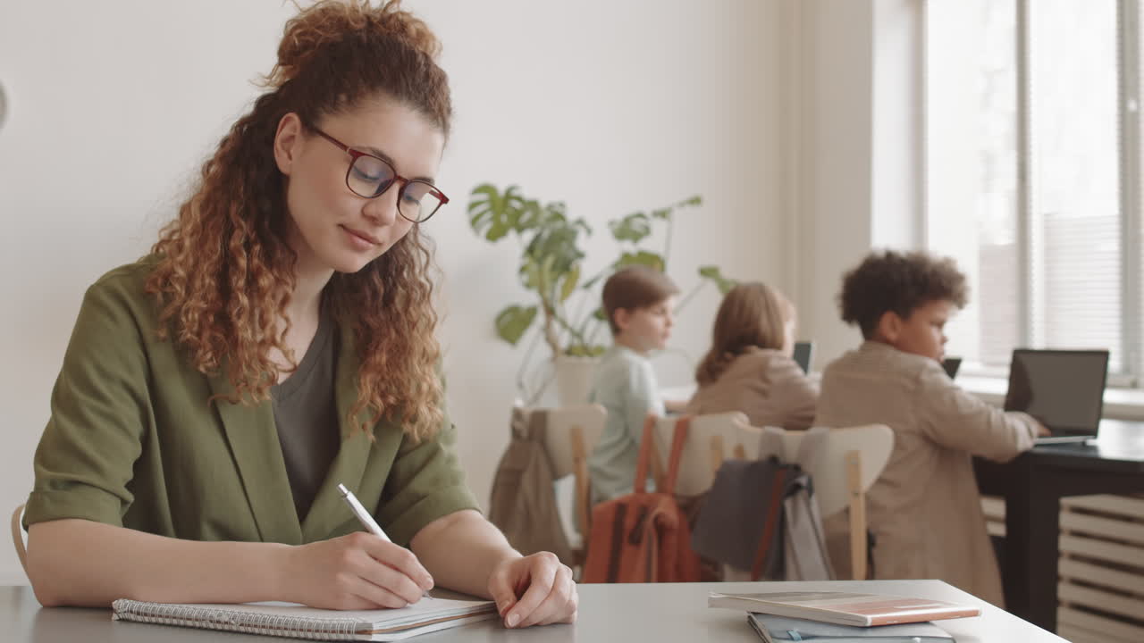 Lærer som noterer i klasserom