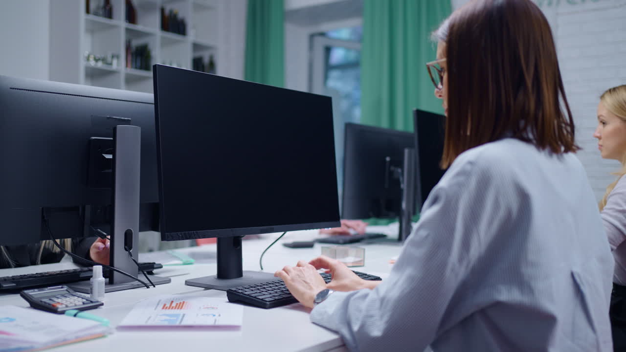 사무실에서 일하는 사업가 여성