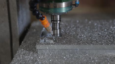 en una sinfonía de precisión, una máquina cnc muele diligentemente en una hoja de aluminio, mostrando la intrincada danza de la fabricación moderna y el arte de la transformación de la metalurgia
