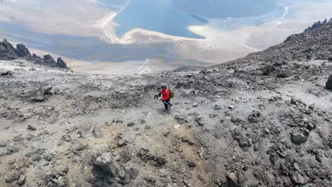 Escalador-Caminando-Por-Las-Montañas