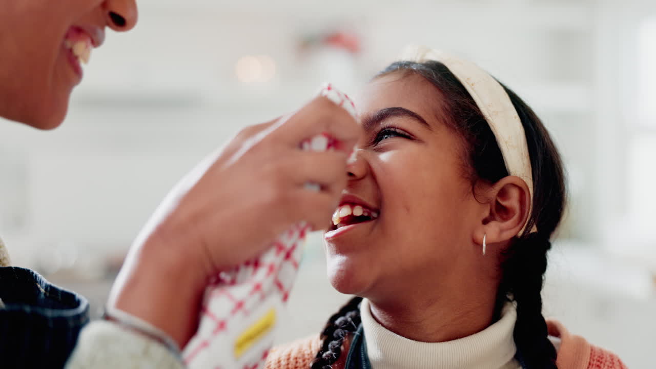 naso, cucina e mani di bambino con la madre in famiglia