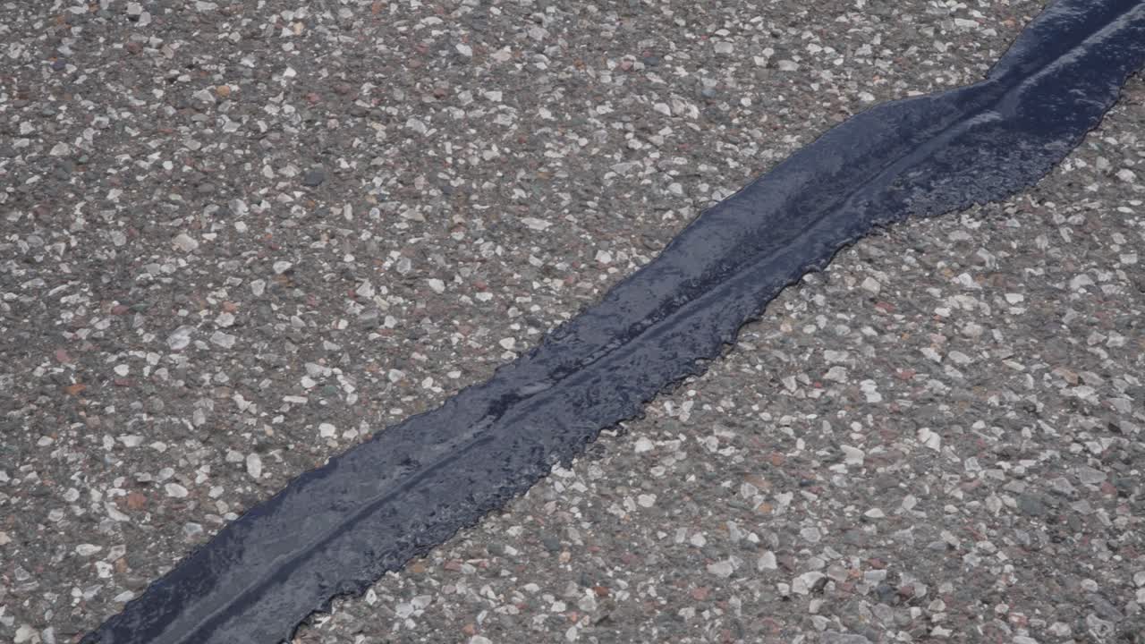 포장 도로의 신선한 균열 실란트