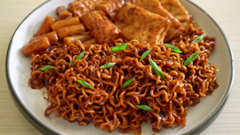 jajangmyeon or jjajangmyeon with odeng and omuk - korean instant noodles with korean fish cake in black bean sauce - korean food style-1