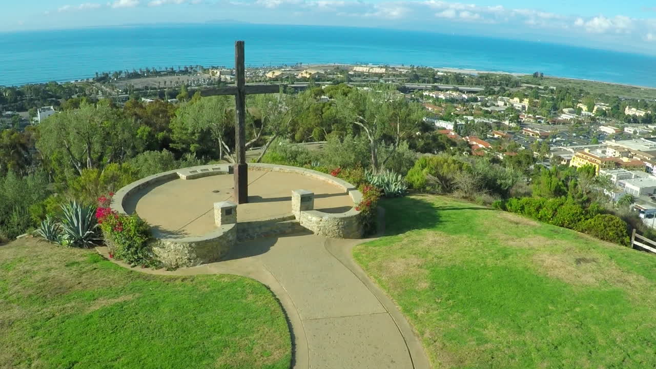 벤추라 시를 가로지르는 캘리포니아 기독교 십자가 위의 공중 촬영