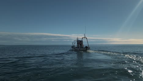 barco de pesca motorizado cerca de la costa